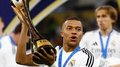 Mbappé com troféu da Copa Intercontinental