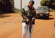 Corinthians: Memphis Depay posta foto com arma ao visitar exército em Gana
