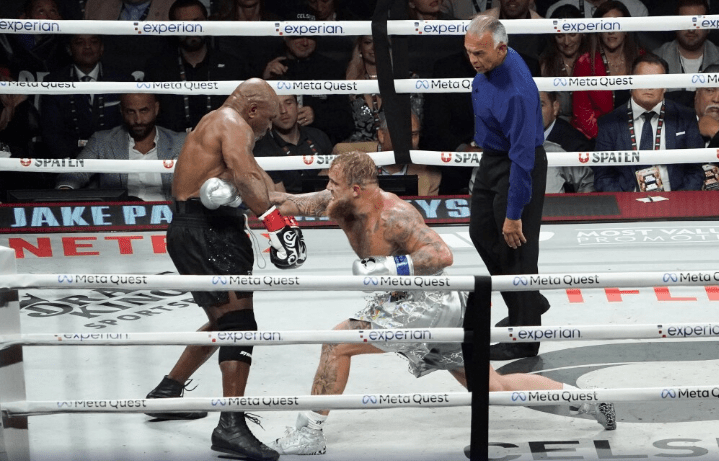 Mike Tyson em luta contra Jake Paul • Reprodução