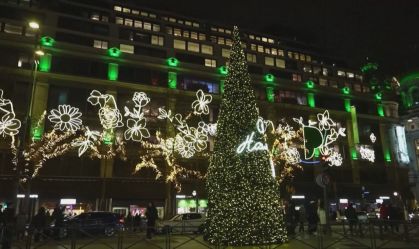 Vídeo: Ruas de Paris e pontos turísticos são iluminados para o Natal