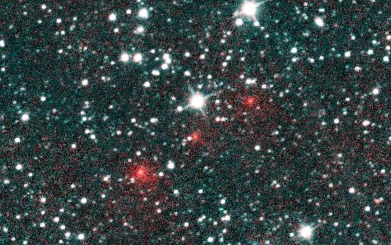 A composição capturada pelo NEOWISE mostra o cometa C/2020 F3 NEOWISE em destaque no pequenos pontos vermelhos. • Créditos: Nasa.