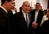 Netanyahu amplia ataques na Síria enquanto responde por corrupção em Israel