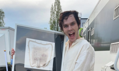 "Nosferatu": Nicholas Hoult exibe prótese peniana que guardou de ator do elenco