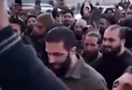 Comandante rebelde sírio celebra com multidão a queda de Assad em Damasco