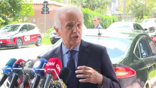 O ministro da Defesa, José Múcio, em conversa com jornalistas após encontro com presidente Lula