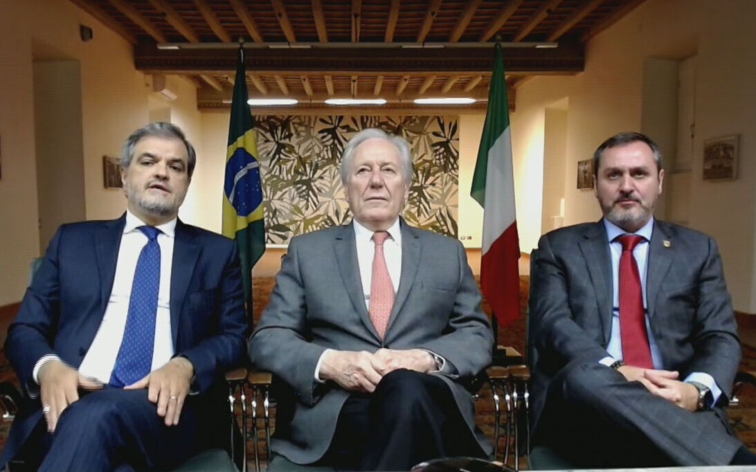 O ministro da Justiça e Segurança Pública, Ricardo Lewandowski, o diretor-geral da Polícia Federal, Andrei Rodrigues, e o embaixador do Brasil na Itália, Renato Mosca