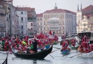 Papai Noel remador? Bom Velhinho toma conta dos canais de Veneza