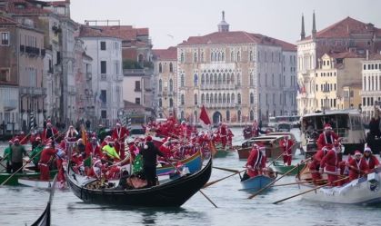 Papai Noel remador? Bom Velhinho toma conta dos canais de Veneza