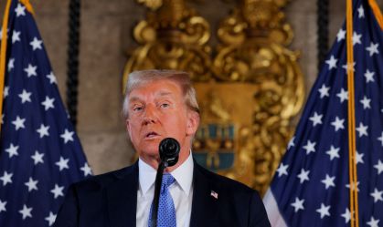 Trump pede que juiz adie sentença da condenação por suborno a atriz pornô
