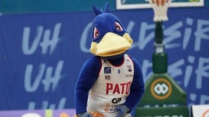 Dunk, mascote do Pato Basquete, no Ginásio do Sesi, em Pato Branco (PR)