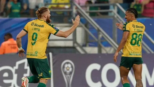 Pitta e Fernando Sobral (dir), do Cuiabá, em partida pela Sul-Americana