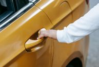 Já levou choque na porta do carro? Entenda por que e saiba como evitar