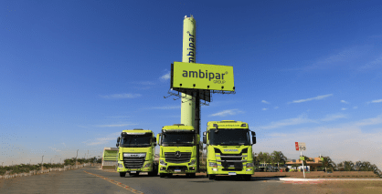Caminhões com o logo da Ambipar