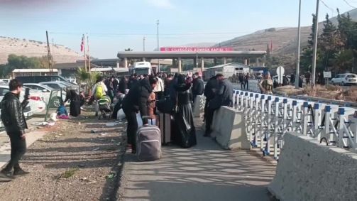 Vídeo: Dezenas de refugiados sírios fazem fila na fronteira com a Turquia para voltar para casa.