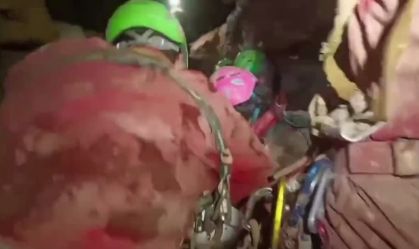 Vídeo: Equipes trabalham em resgate de exploradora de cavernas na Itália
