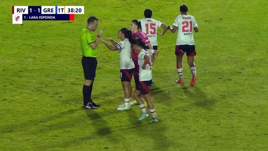 Jogadora do River Plate imita um macaco em direção a um gandula