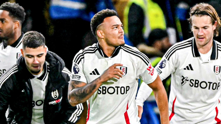 Rodrigo Muniz comemora o gol da vitória contra o Chelsea