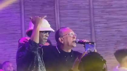 Ronaldinho curte festa ao lado de Galvão Bueno