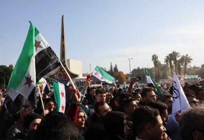 Celebração convocada pelo grupo Hayat Tahrir al-Sham (HTS) em Damasco.