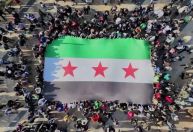 Veja como fica a nova bandeira da Síria após a queda de Assad