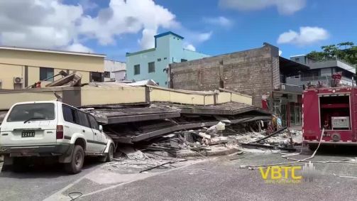Imagens de veículos esmagados sob destroços de prédios que desabaram após terremoto em Vanuatu.