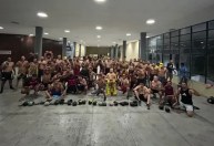 Sport: torcida organizada treina luta livre dentro do estádio