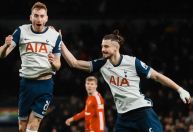 Com gol olímpico e falhas, Tottenham elimina Manchester United da Copa da Liga