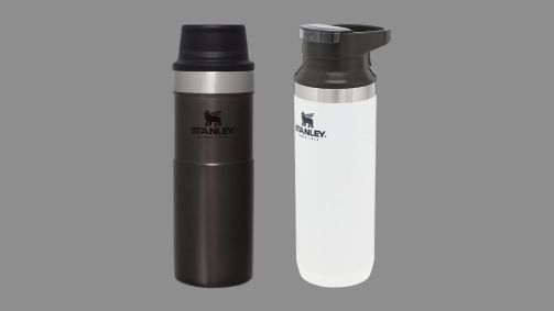 Uma caneca de viagem Stanley Trigger Action, à esquerda, e uma caneca de viagem Stanley Switchback