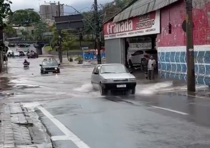 Fiat Uno S passa em alagamento • Twitter/Reprodução