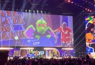 Na CCXP24, Vincent Martella ganha "CPF" e pano de prato: “Agora sou brasileiro”