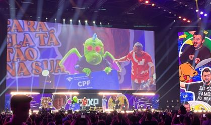 Na CCXP24, Vincent Martella ganha "CPF" e pano de prato: “Agora sou brasileiro”