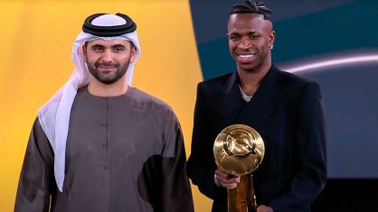 Vini Jr. recebe o prêmio de melhor jogador do mundo no Globe Soccer Awards