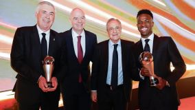 Carlo Ancelotti, Gianni Infantino e Florentino Pérez com Vini Jr.