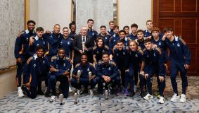 Vini Jr. ao lado do elenco do Real Madrid