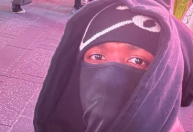 Mascarado, Vini Jr. passeia pela Times Square 