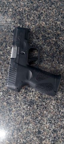 Pistola de pai PM usada pela adolescente. • Reprodução