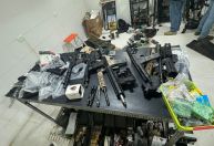 Polícia descobre bunker atrás de armário e apreende 152 armas em SP; veja imagens
