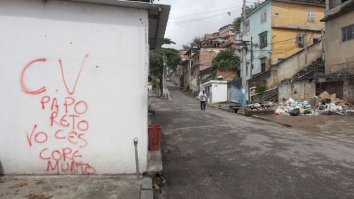Muro pixado com alusão ao Comando Vermelho no Morro dos Macacos, no Rio de Janeiro