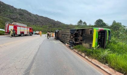 Ônibus de viagem tomba e deixa 16 feridos em Minas Gerais