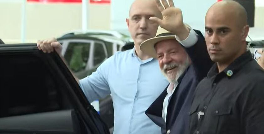 Lula deixa o Hospital Sírio-Libanês