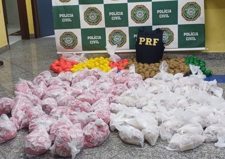 Polícia apreende "sacolés" de cocaína