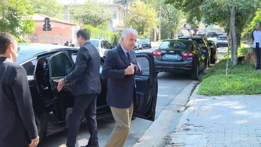 O ministro José Múcio, chega à residência de Lula em São Paulo
