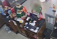 Flagrante: suspeita de roubar caixinha de Natal em posto no litoral de SP é procurada