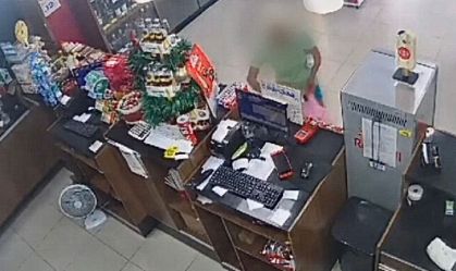 Flagrante: suspeita de roubar caixinha de Natal em posto no litoral de SP é procurada
