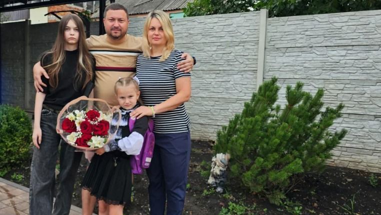 Victoria Rybka, 40 anos, retornou à cidade ucraniana de Kharkiv, no leste do país, com suas duas filhas após apenas dois meses na Europa no início da guerra.