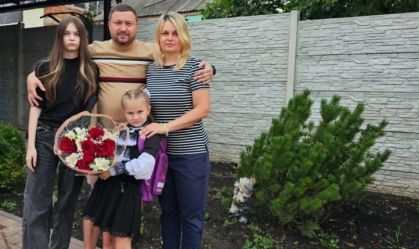 Victoria Rybka, 40 anos, retornou à cidade ucraniana de Kharkiv, no leste do país, com suas duas filhas após apenas dois meses na Europa no início da guerra.