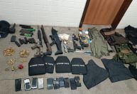 Polícia liberta refém, prende suspeitos e apreende arsenal na Bahia