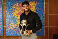 Artilheiro do Brasileiro, Yuri Alberto recebe Troféu Roberto Dinamite