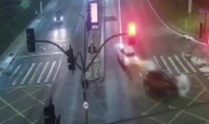 Vídeo: Jaguar em alta velocidade fura farol vermelho e provoca acidente em SP