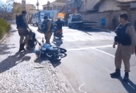 Vídeo: Motociclista tenta escapar de blitz e leva paulada de PM em MG